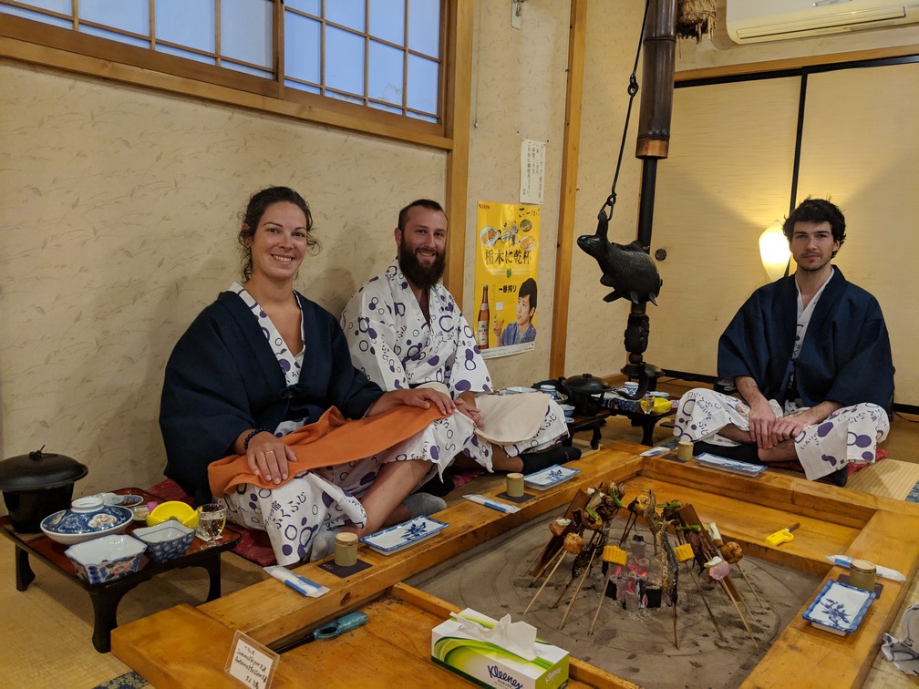 Repas typiquement japonnais servi sur un tatami dans un ryokan au Japon