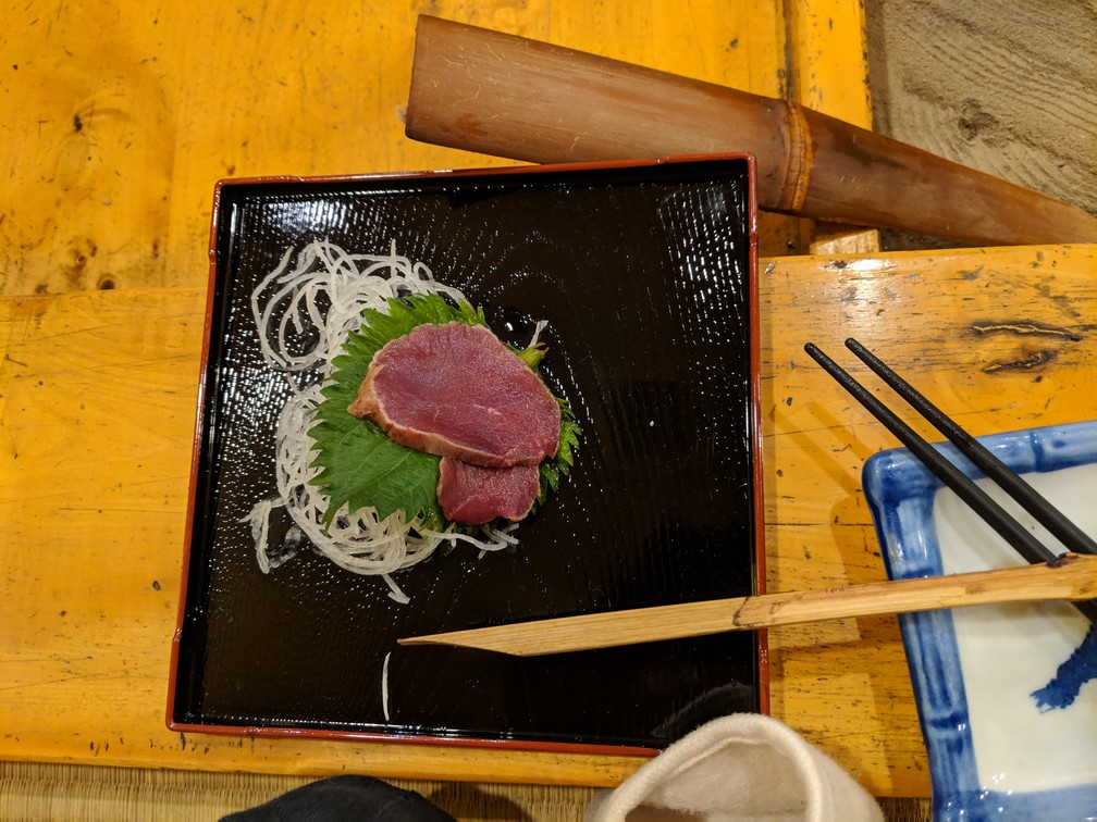 Sashimi de cerf servi sur une assiette au Japon