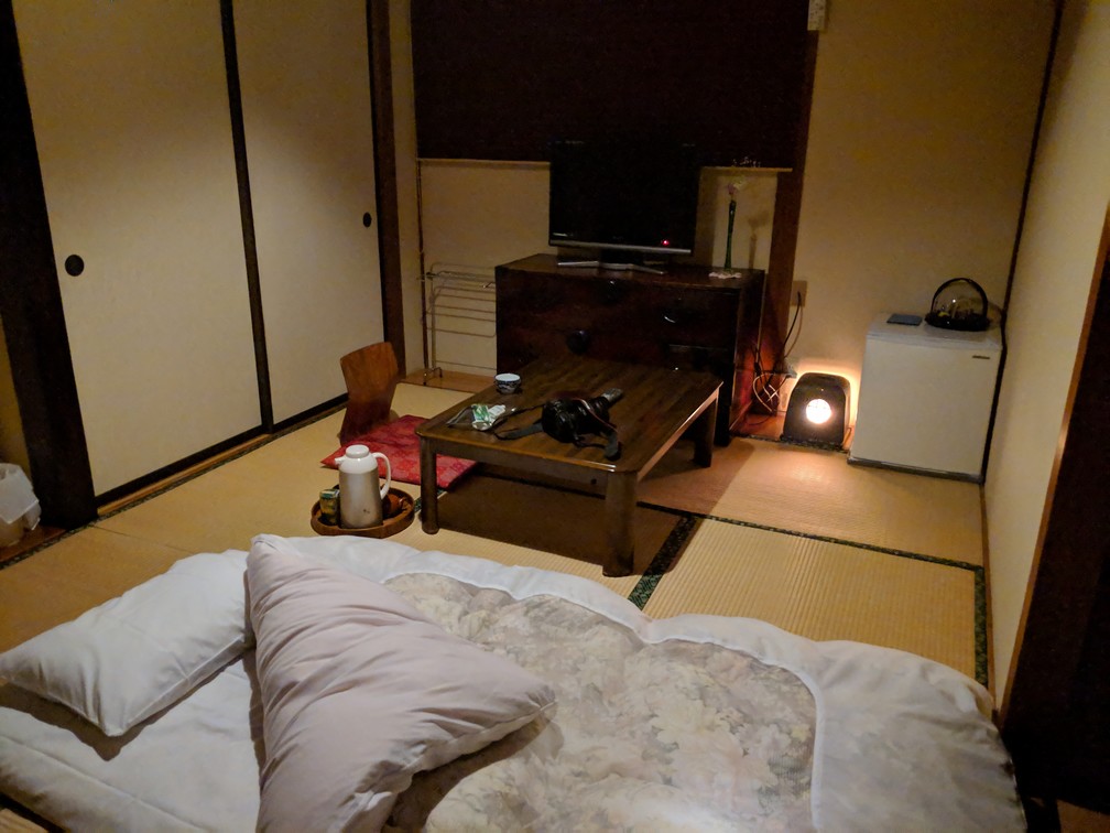 Futon posé sur la tatami de la chambre d'un ryokan au Japon