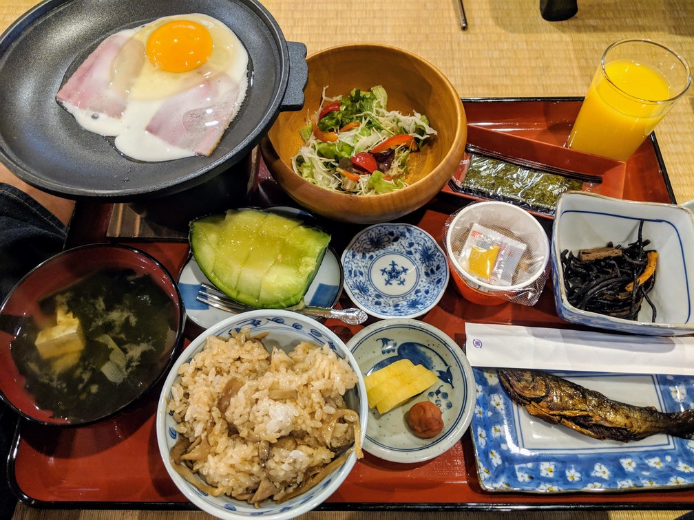 Petit déjeuner typiquement japonnais servi dans un ryokan près de Nikko