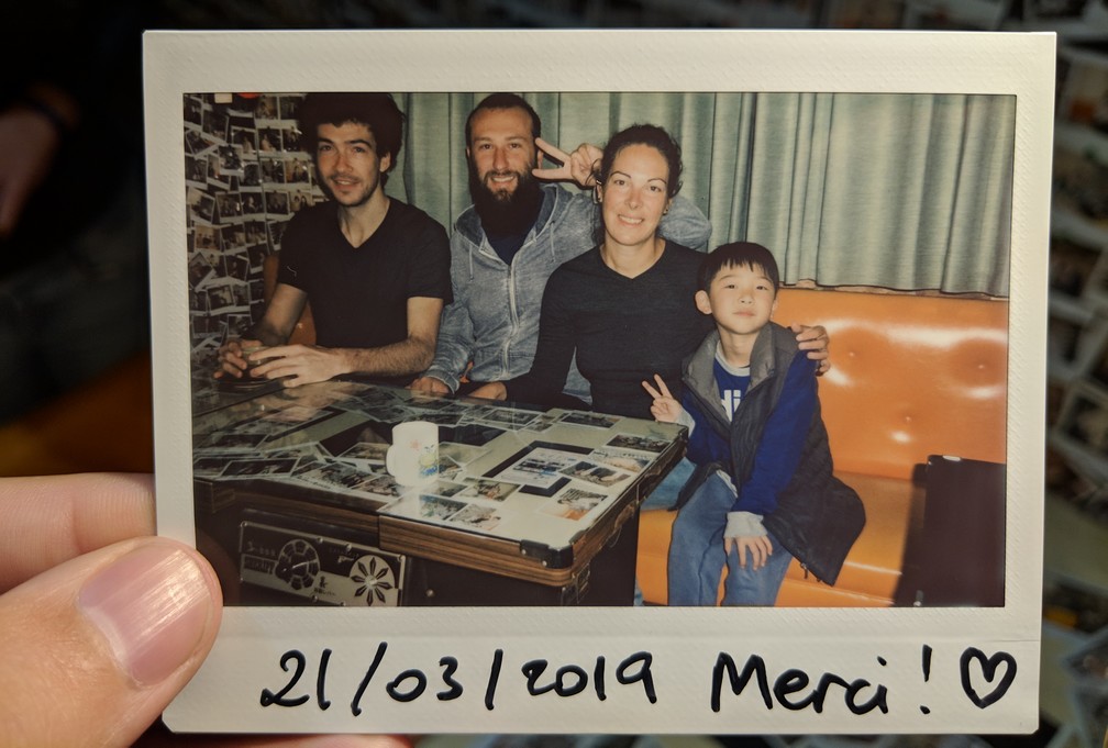 Photo polaroid où figurent Antoine, Sylvain, Salomé et le petit fils de l'hôte