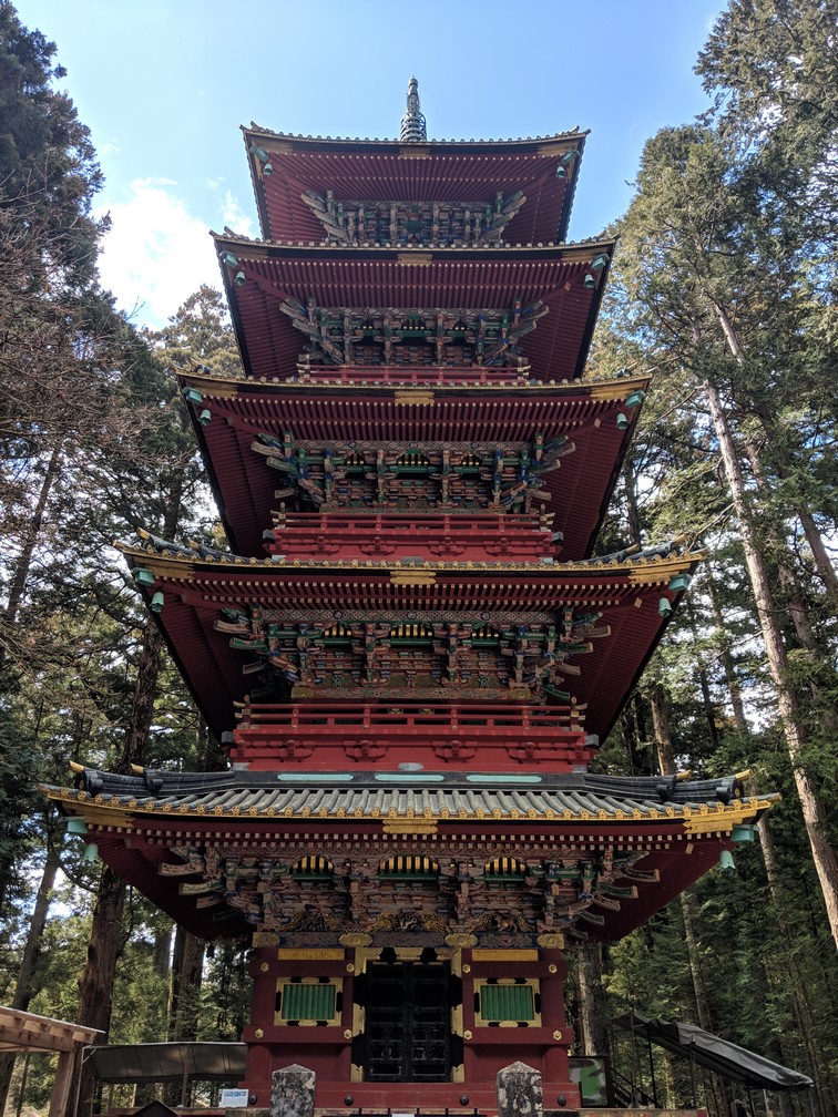 Une grande tour de style japonais dans le sanctuaire Toshogu