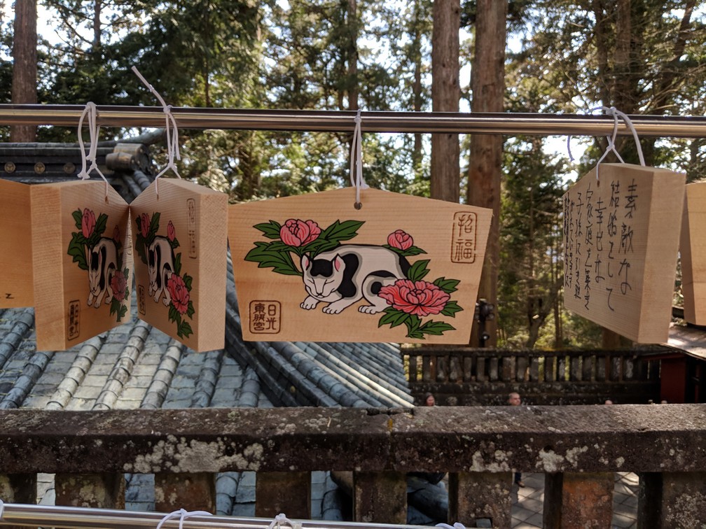 Petite tablette de bois avec un chaton peint dessus au sanctuaire Toshogu