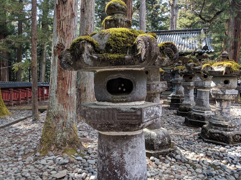 Grosses lanternes en pierre au  sanctuaire Toshogu à Nikko