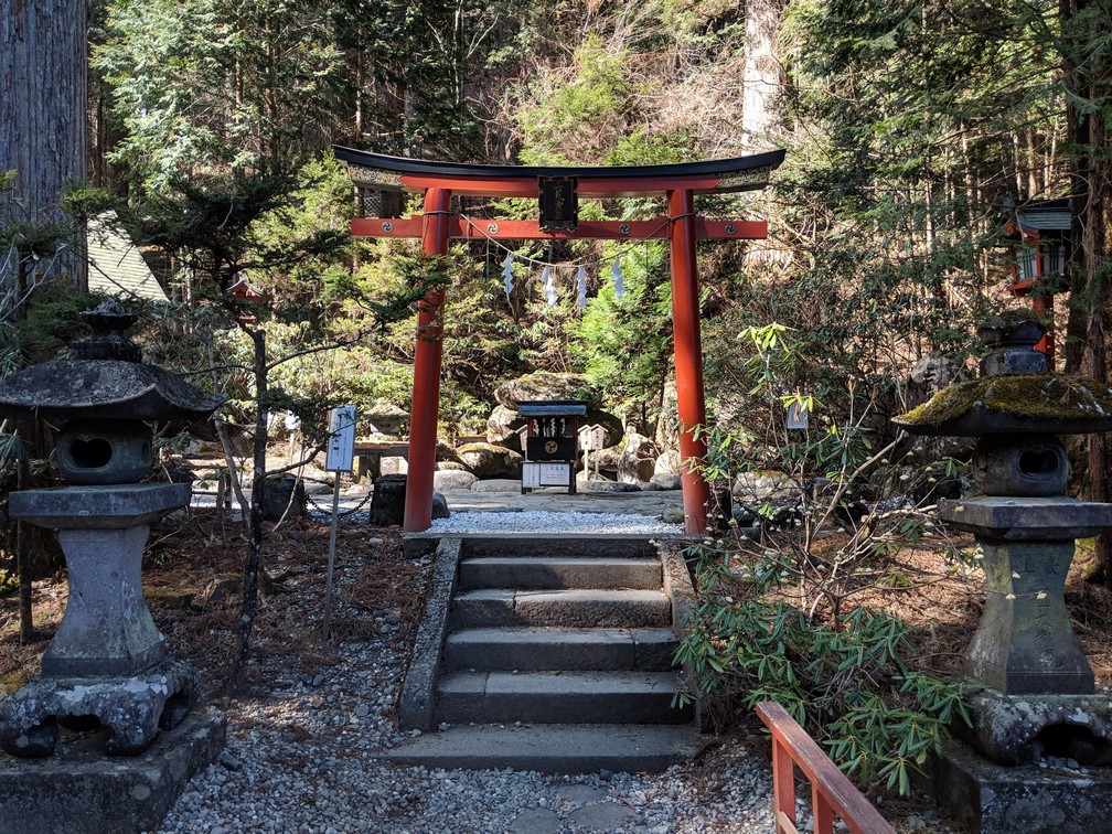 Petite porte rouge donnant sur la zone de prière du sanctuaire Futurasan