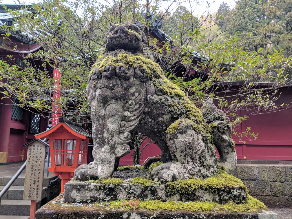 Statue de lion recouverte de mousse au temple Jin Ju d'Hakone