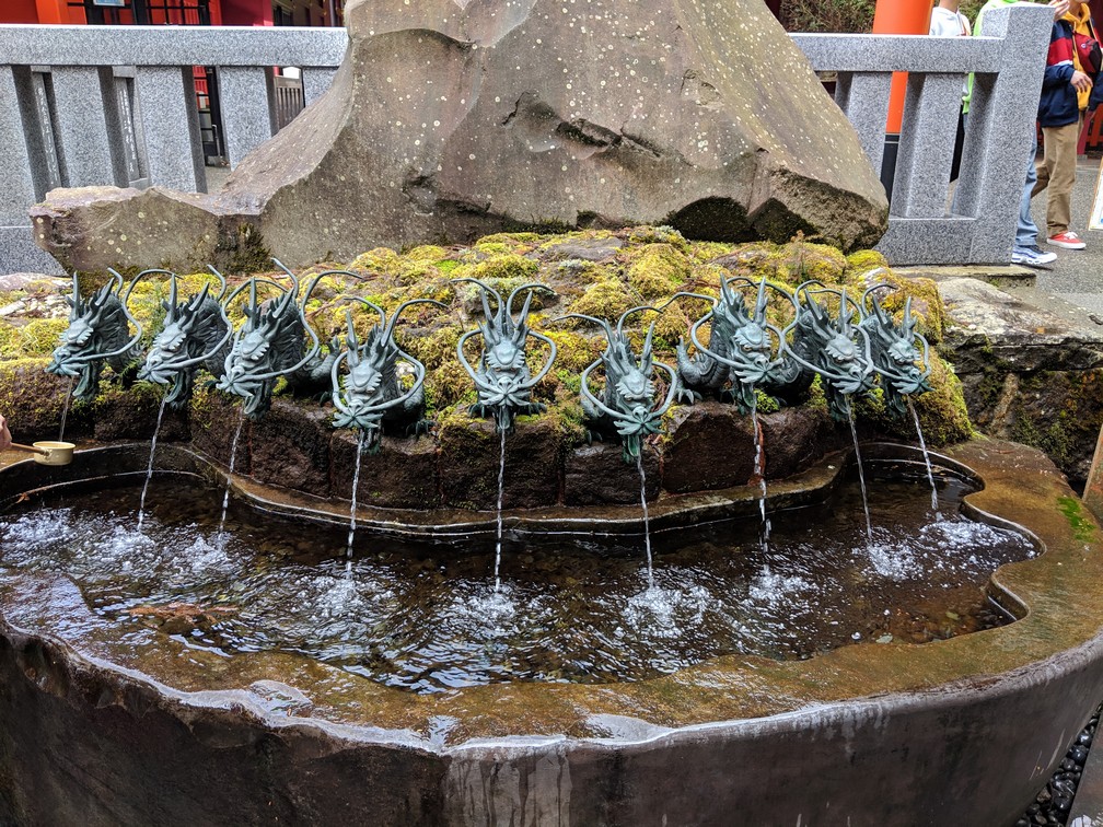 Fontaine à tête de dragon au sanctuaire Jin-Ju d'Hakone au Japon