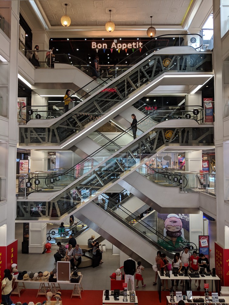 Enchevêtrement d'escalators à MBK shopping center à Bangkok