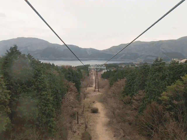Gif animé du téléphérique qui monte avec vue sur le lac Ashi à Hakone