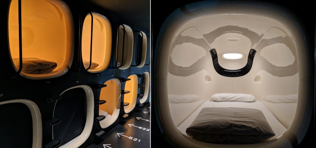 Des capsules d'un hotel récent numérotées au sol et une photo d'un lit dans une des capsules
