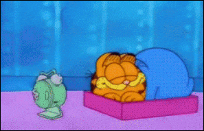 Gif animé de Garfield qui se fait réveiller par son réveil