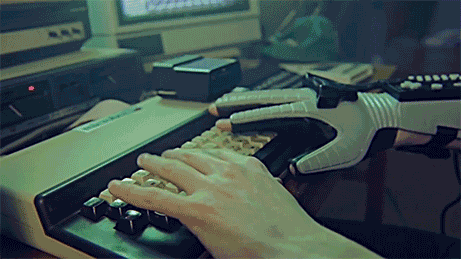 Des mains pianotent sur un clavier de PC et des lignes de code défilent