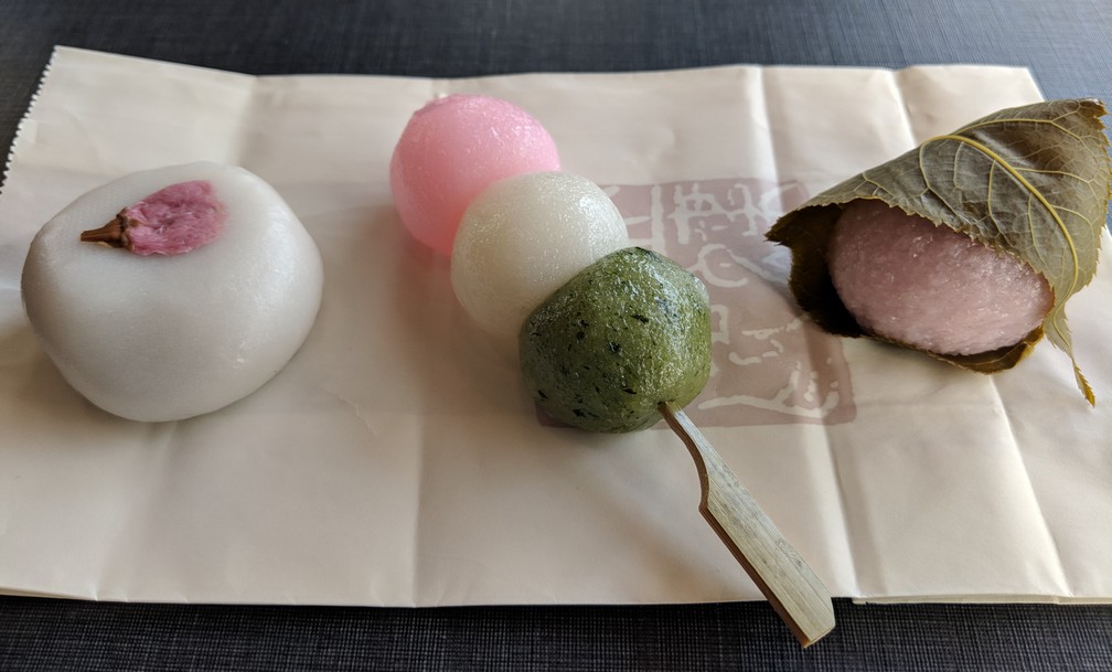 Mochi, petites boules de pâtes sucrées traditionnelles japonaises