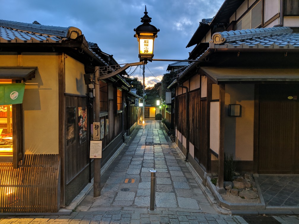 Une belle lanterne allumée surplombe l'entrée d'une belle ruelle dans Sannenzaka