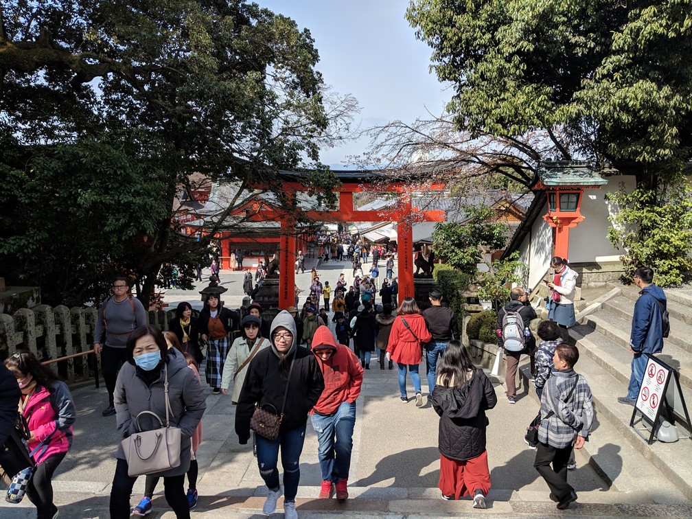Des centaines de touristes évoluent sur le départ du site d'Inari