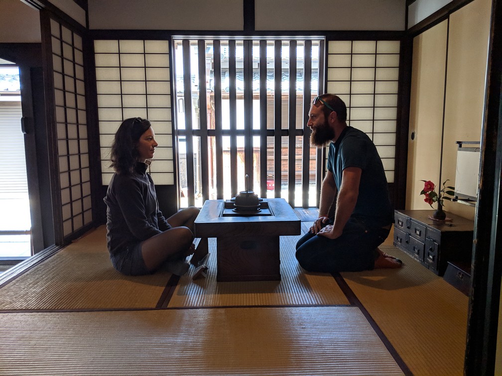 petite table de service à thé dans une pièce traditionnelle japonaise à Nara