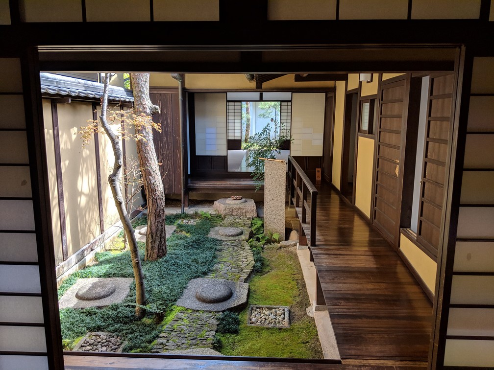 Jardin zen dans la patio intérieur d'une maison traditionnelle Japonaise à Nara