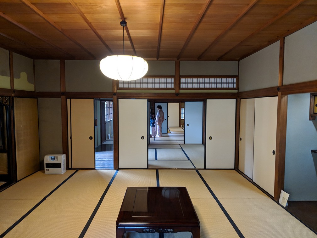 Salon traditionnel japonais dans la maison Nigiwai-No-Ie à Nara