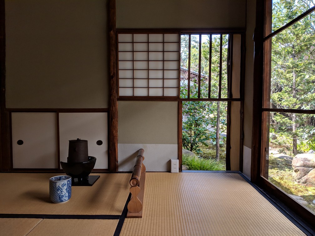 Pièce traditionnelle japonaise donnant sur un jardin zen dans la maison Nigiwai-No-Ie à Nara