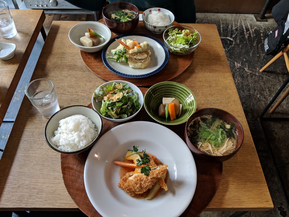 Repas traditionnel japonais composé de plusieurs mets servis dans des petits bols