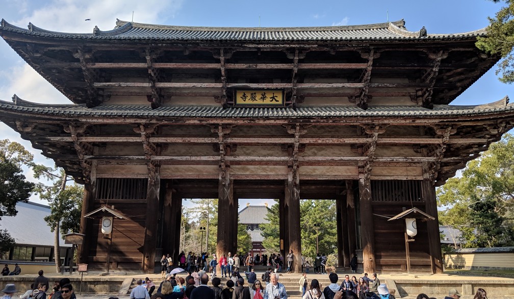 Immense porte sud en bois du temple Todai-Ji à Nara