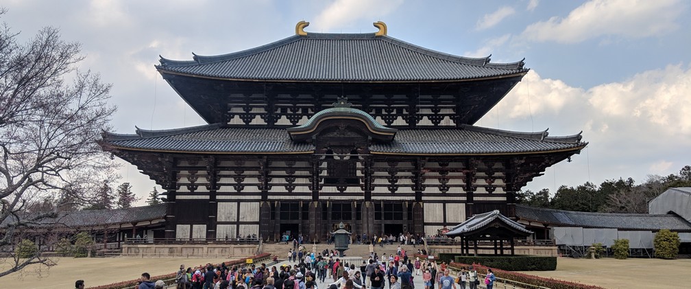 Foule de touristes devant l'imposant temple Todai-Ji à Nara