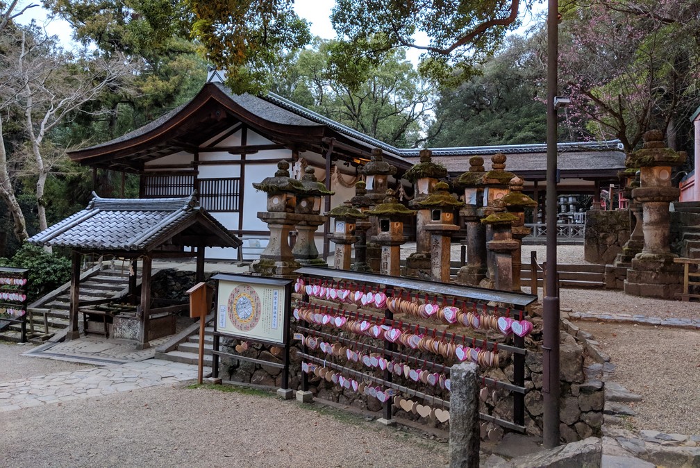 Vue d'ensemble sur le sanctuaire Kasuga Kahomiya à Nara