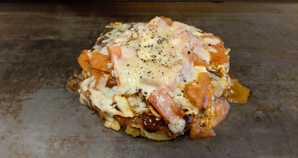 Okonomiyaki, grosse omelette traditionnelle japonaise