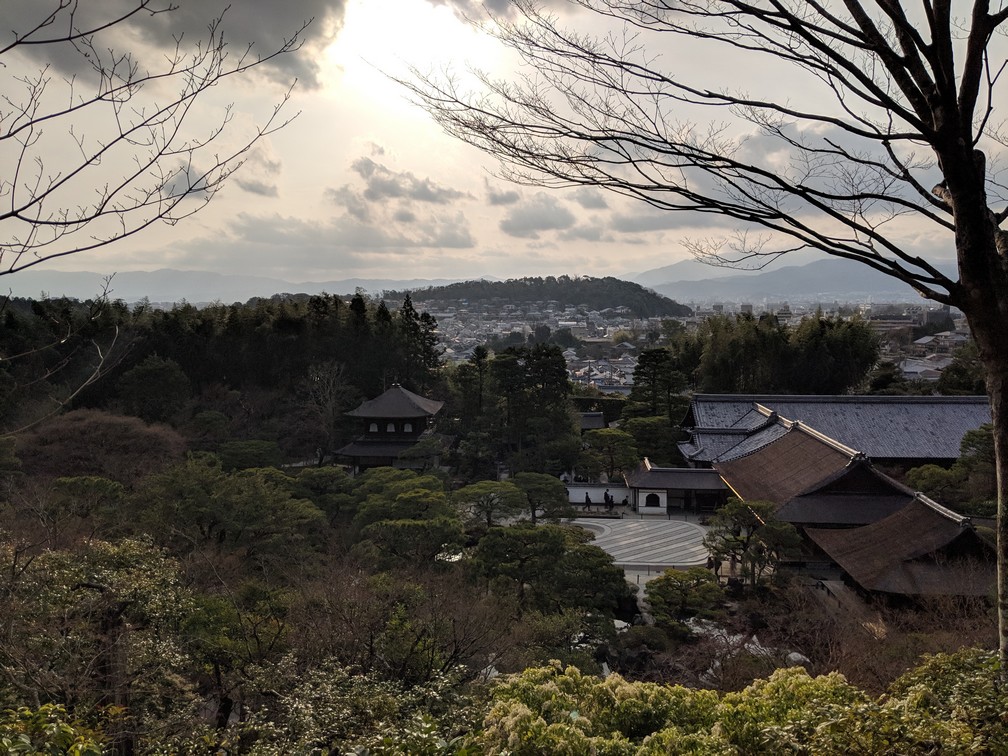Un point de vue sur le temple de Ginkaku-Ji avec Kyoto au loin à contre-jour