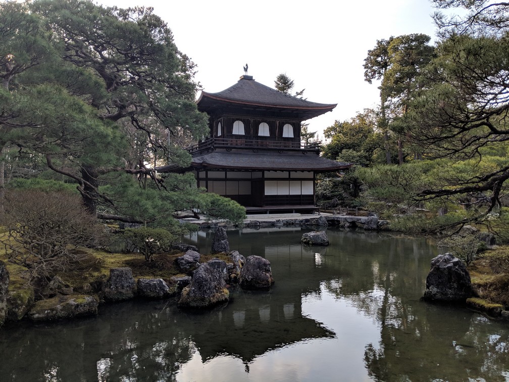 Un temple se réfléchit dans un étang