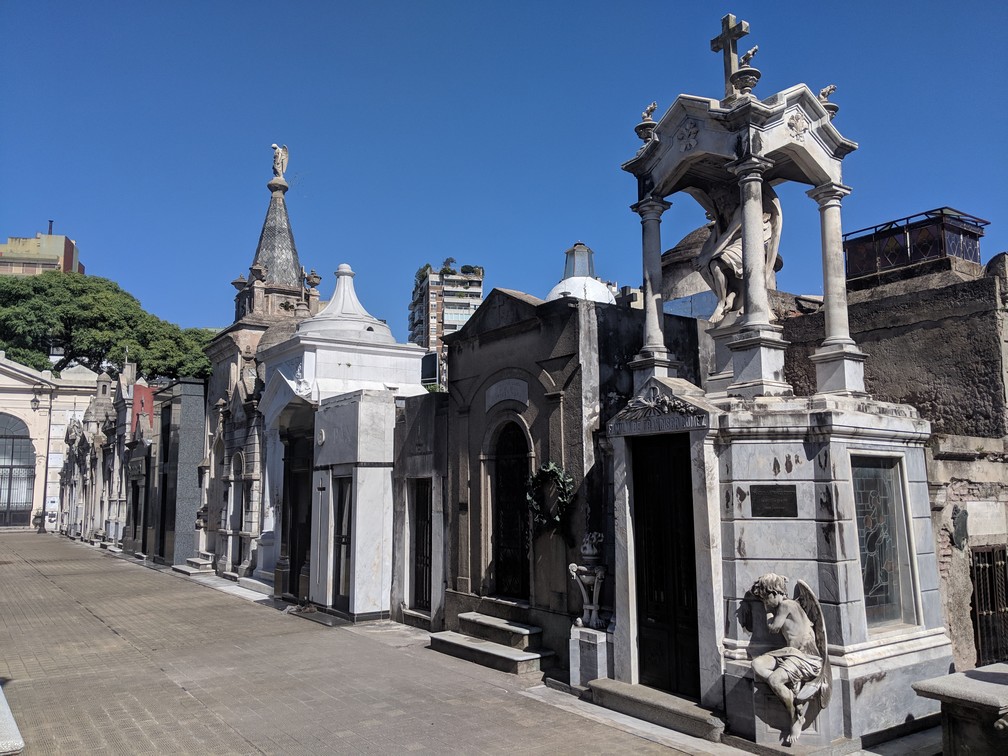 De beaux mauselées se succèdent au cimetière de Recoleta de Buenos Aires