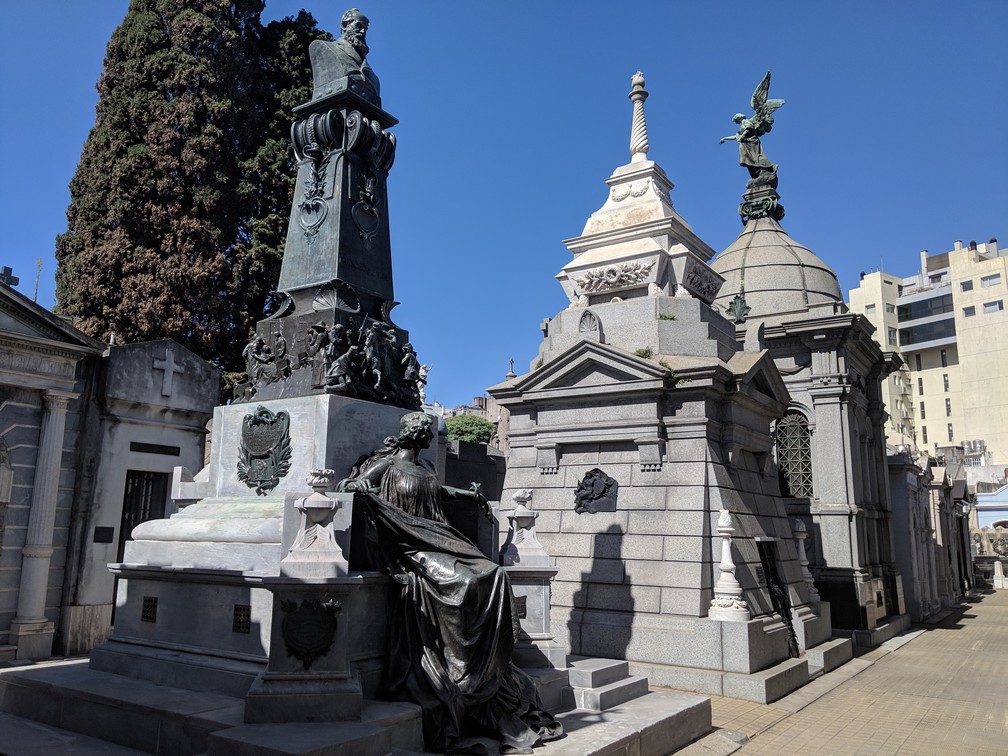 Mausolées et colonne de bronze au au cimetière de Recoleta à Buenos Aires
