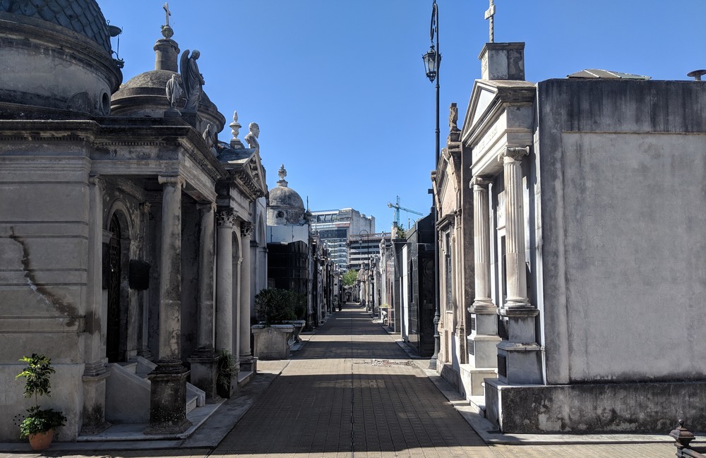 Allée de mausolées au cimetière de Recoleta à Buenos Aires