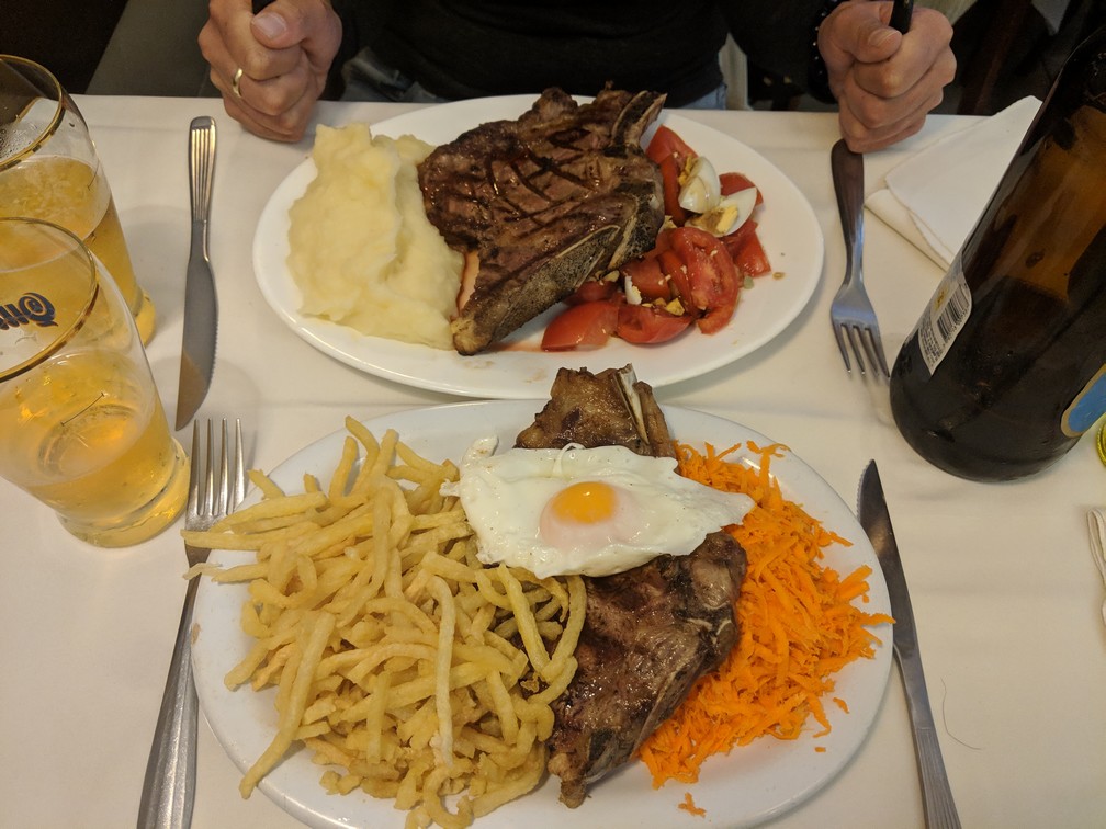 Deux assiettes de steak au Rodi Bar à Buenos Aires