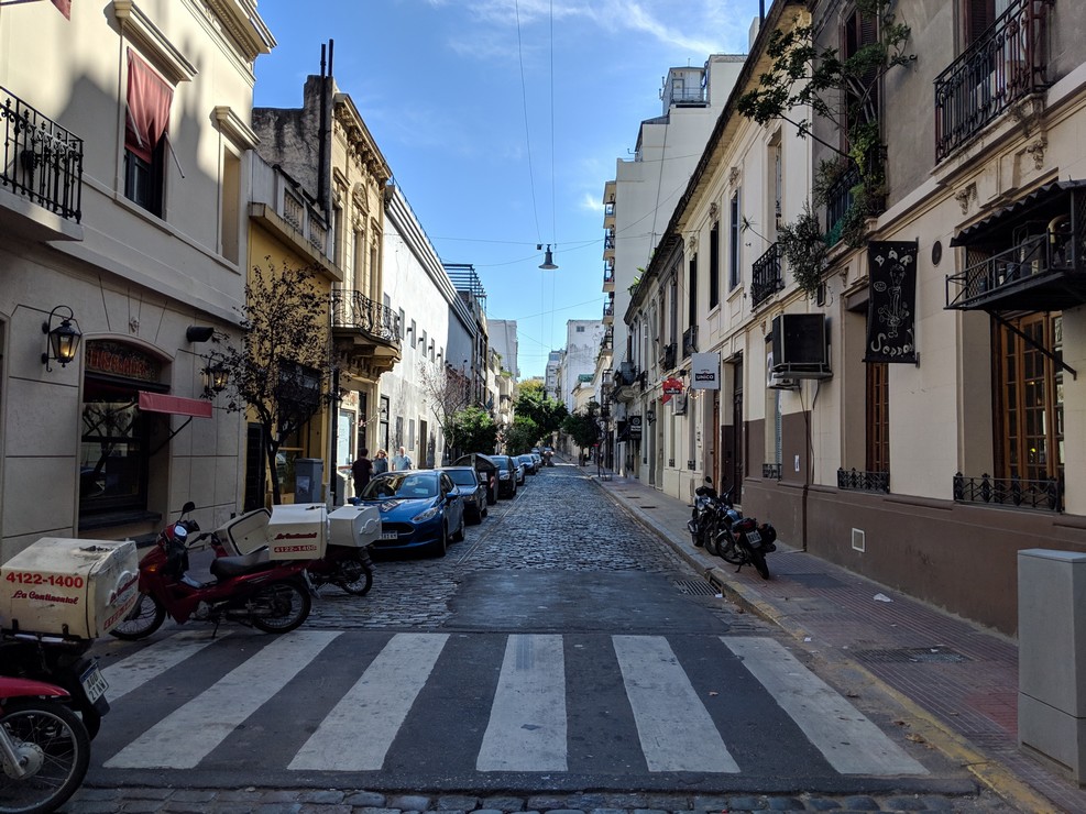 Passage piéton dans une rue pavée à Buenos Aires