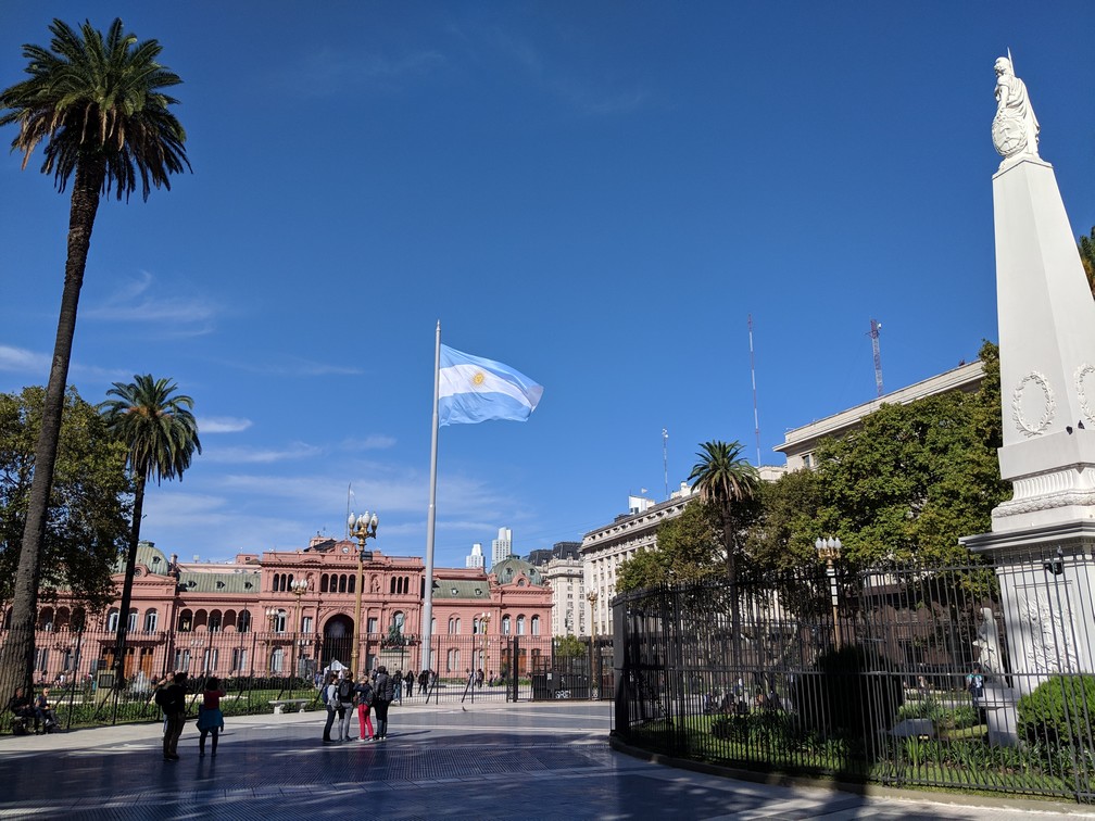 Drapeau argentin flottant sur la place de mai devant la Casa Rosada Buenos Aires