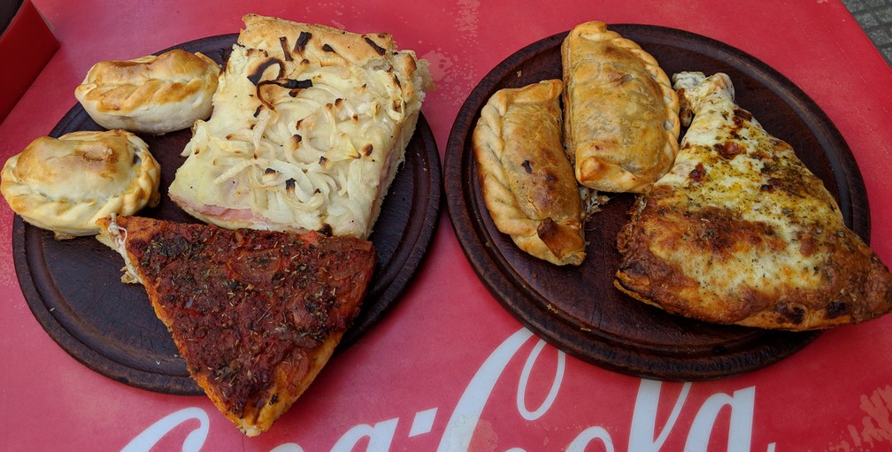 Pizzas et Empanadas de la Gran Pocha posés sur des assiettes, la Boca, Buenos Aires
