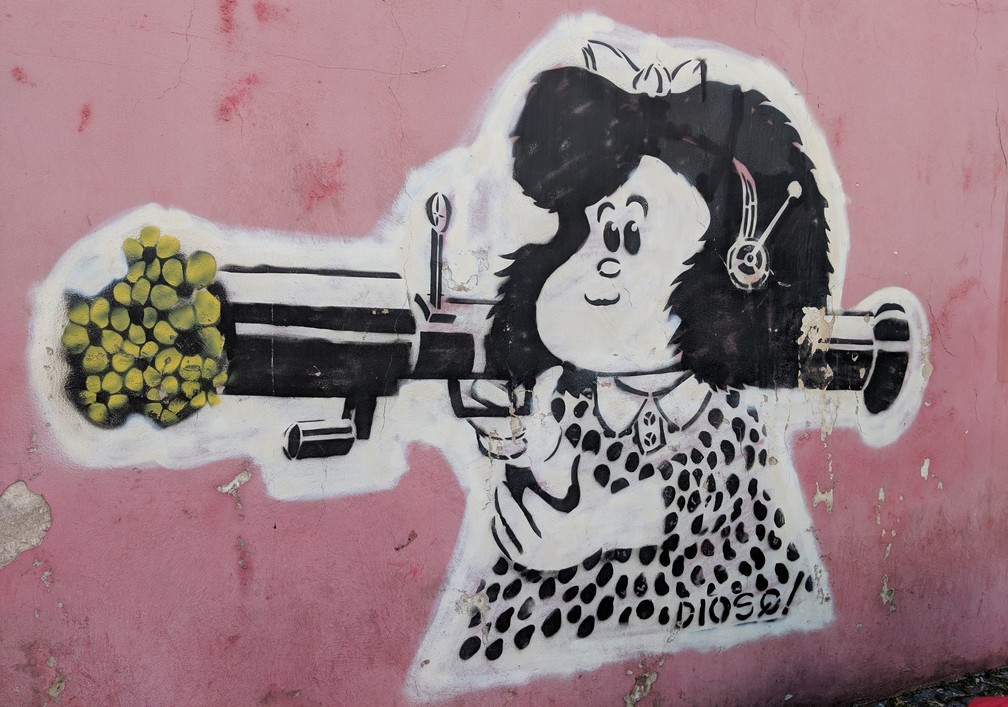 Fresque mural représetant Mafalda qui tient un bazooka sur un mur de la Boca à Buenos Aires