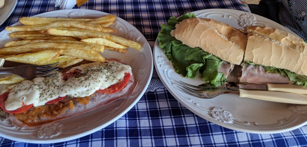 Une Milanesa et un sandwich servis sur des assiettes à San Ignacio