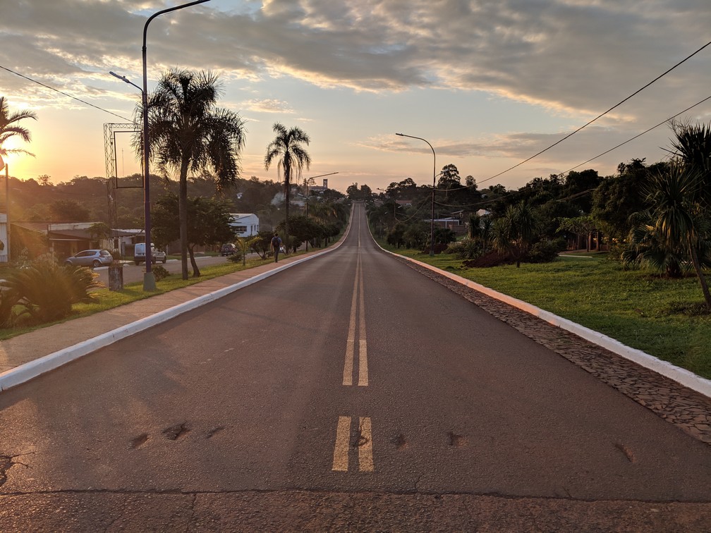 Une route déserte au coucher de soleil à San Ignacio