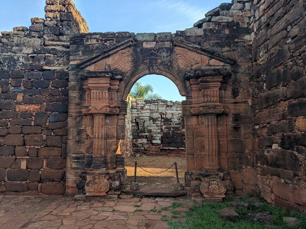 Une porte de pierre aux ruines jésuites de San Ignacio Mini