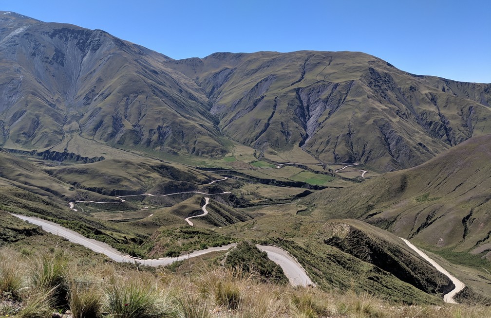 Des routes sinueuses parcourent les montagnes vertes vers le sud de Salta