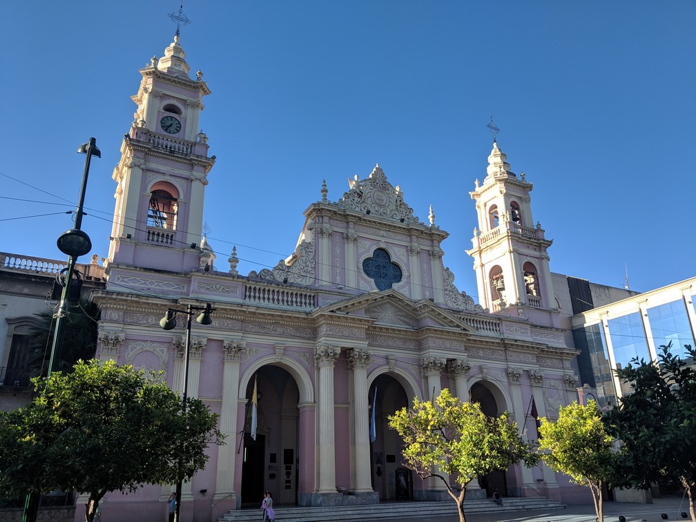 La cathédrale de Salta avec sa façade rose et blanche