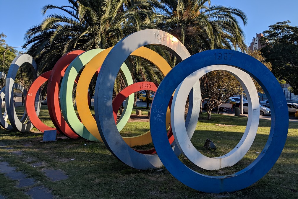 Grands anneaux colorés du Parc du Bicentenaire à Córdoba en Argentine
