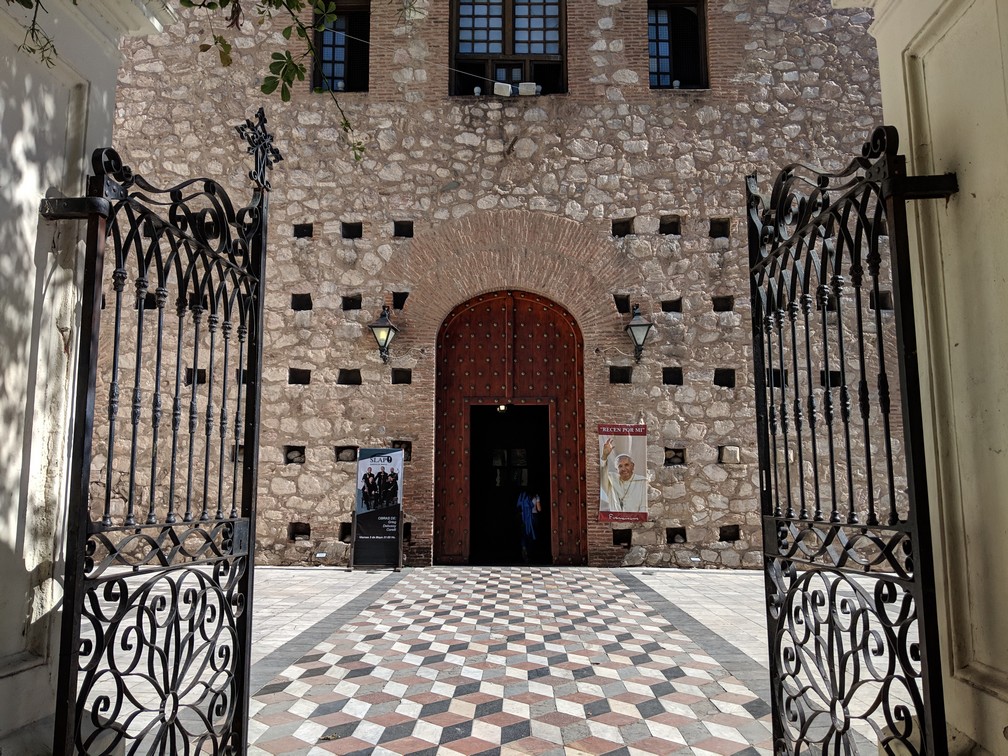 Portail et porte d'entrée de la Manzana Jesuítica de Córdoba en Argentine