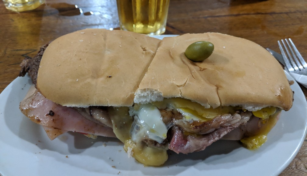 Un gros sandwich avec de la viande, du jambon et du fromage à la Revancha