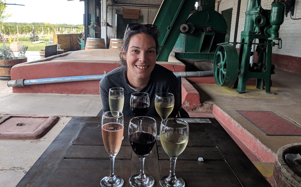 Salomé assise devant des verres de différents vins à la bodega Viño El Cerno près de Mendoza
