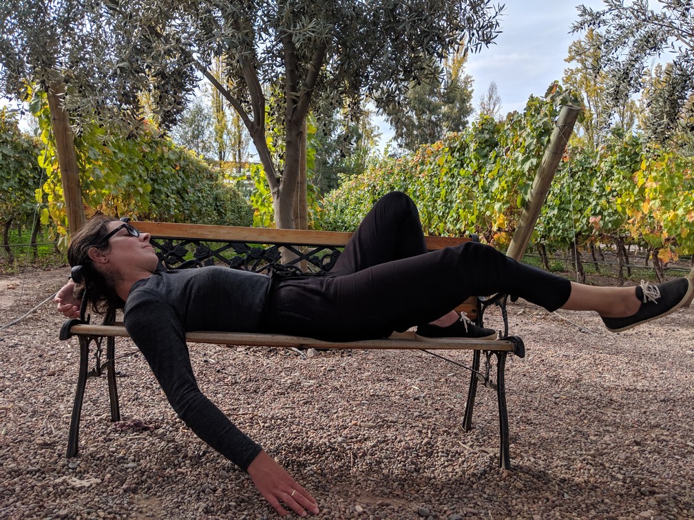 Salomé fait une sieste sur un banc au milieu des vignes