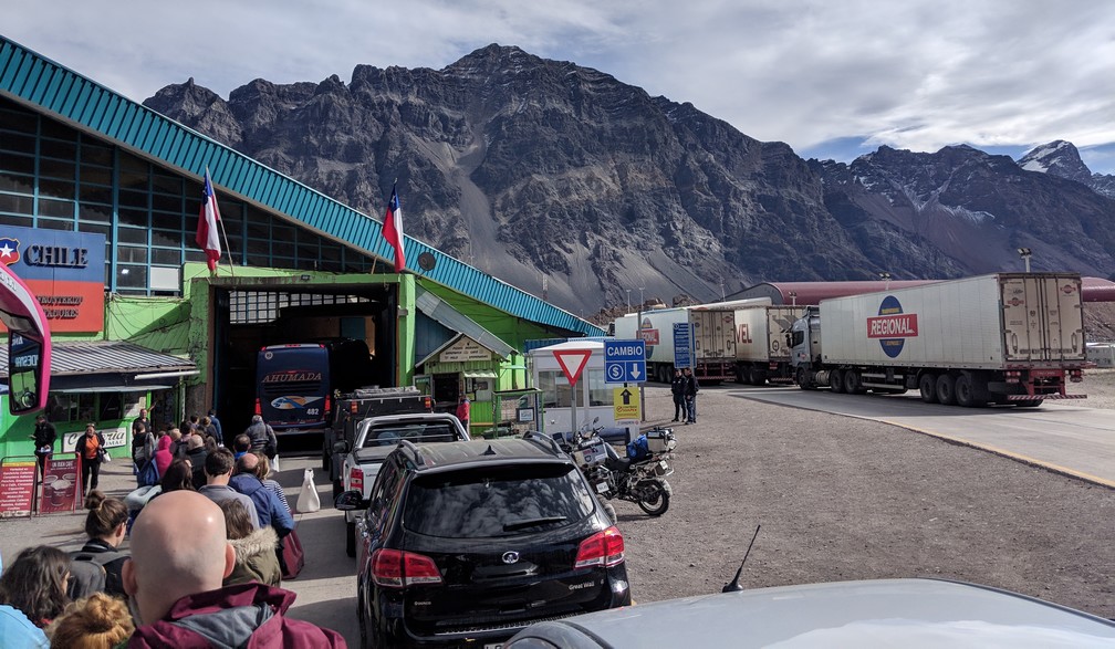 File de véhicules à la frontière Los Libertadores entre l'Argentine et le Chili