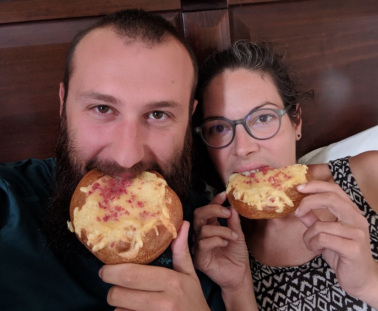 Sylvain et Salomé en train de manger un bretzel au fromage et lardons à Santiago du Chili